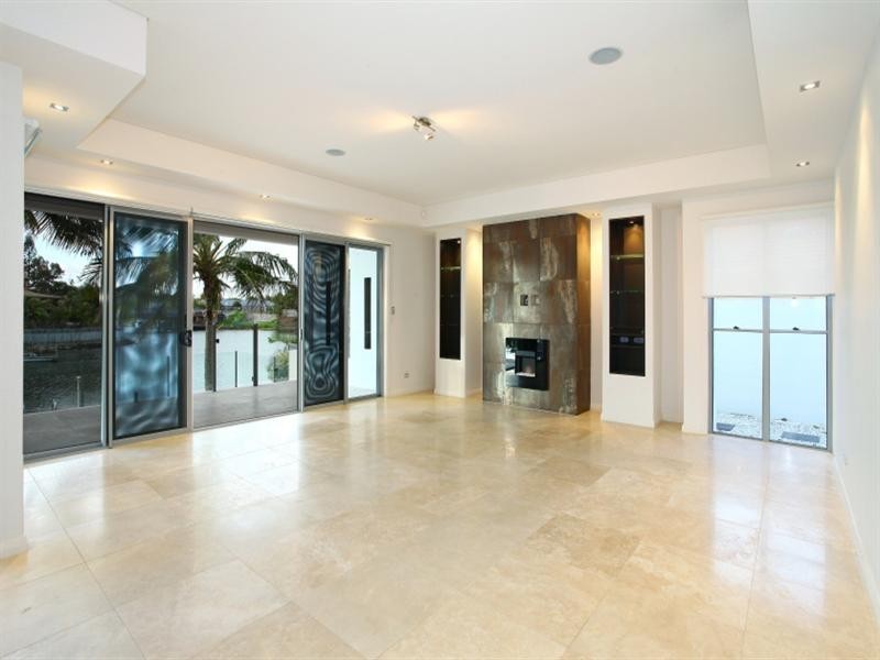 34 Weatherly Avenue, Mermaid Waters QLD 4218