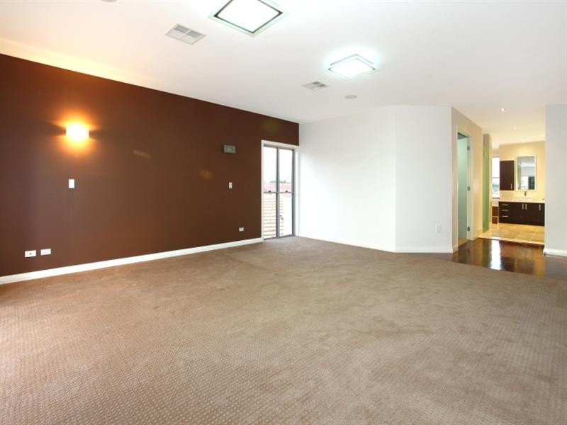 34 Weatherly Avenue, Mermaid Waters QLD 4218