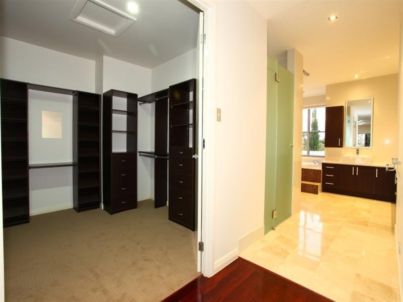 34 Weatherly Avenue, Mermaid Waters QLD 4218