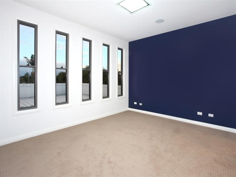 34 Weatherly Avenue, Mermaid Waters QLD 4218