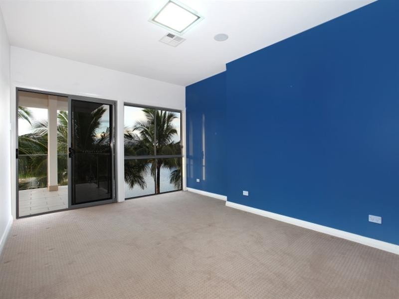 34 Weatherly Avenue, Mermaid Waters QLD 4218