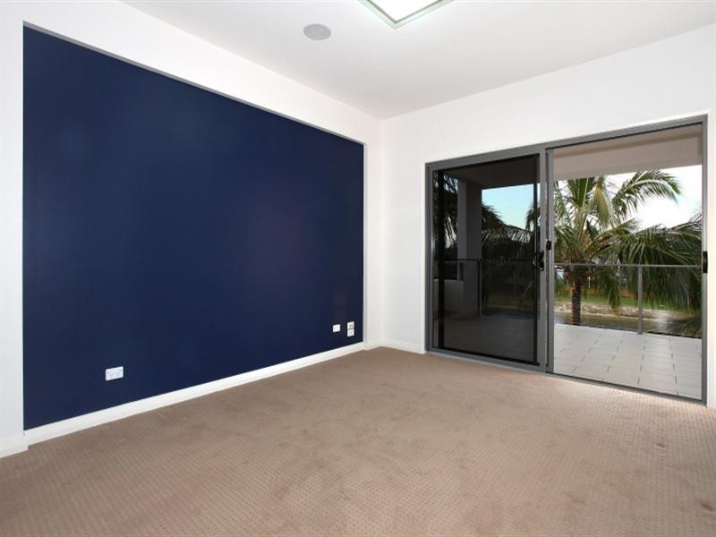 34 Weatherly Avenue, Mermaid Waters QLD 4218