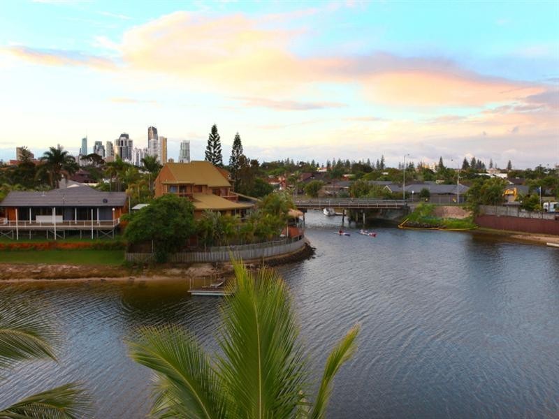 34 Weatherly Avenue, Mermaid Waters QLD 4218