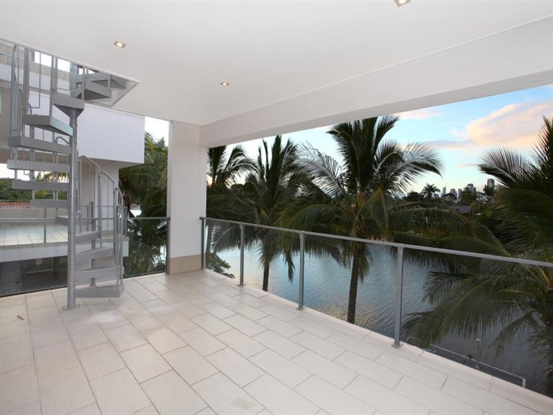 34 Weatherly Avenue, Mermaid Waters QLD 4218