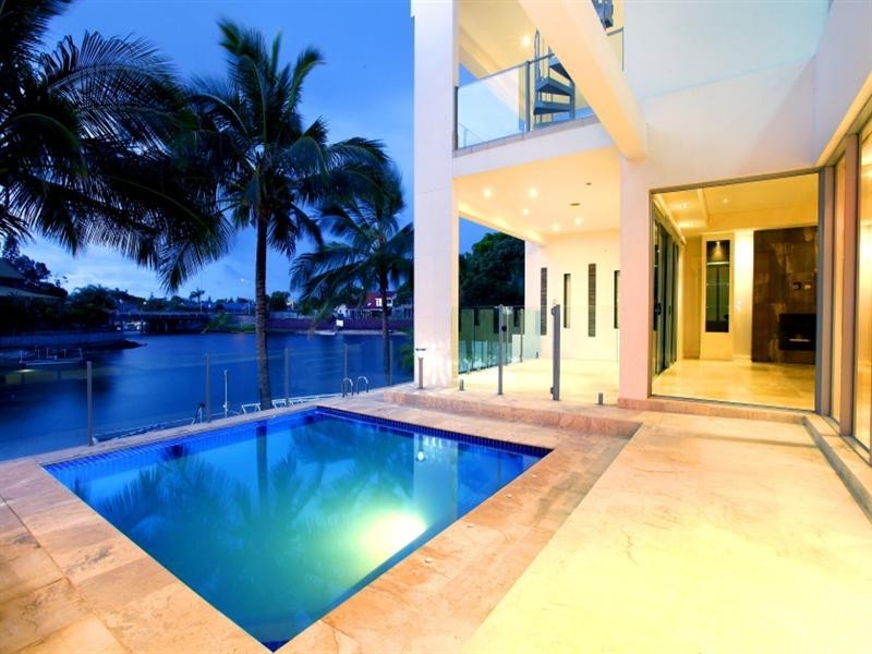 34 Weatherly Avenue, Mermaid Waters QLD 4218