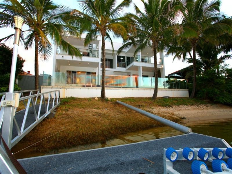 34 Weatherly Avenue, Mermaid Waters QLD 4218