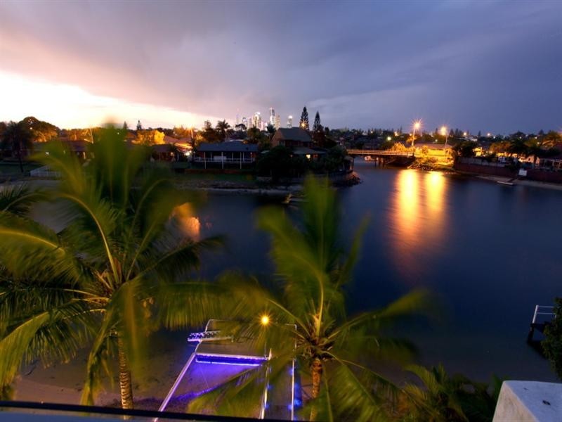 34 Weatherly Avenue, Mermaid Waters QLD 4218