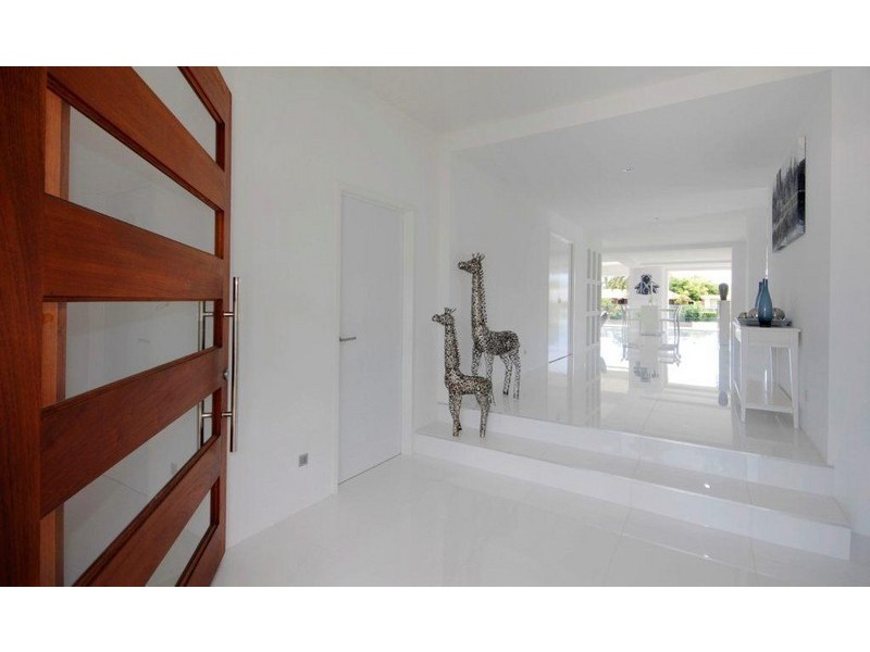 7 Alma Street, Broadbeach Waters QLD 4218