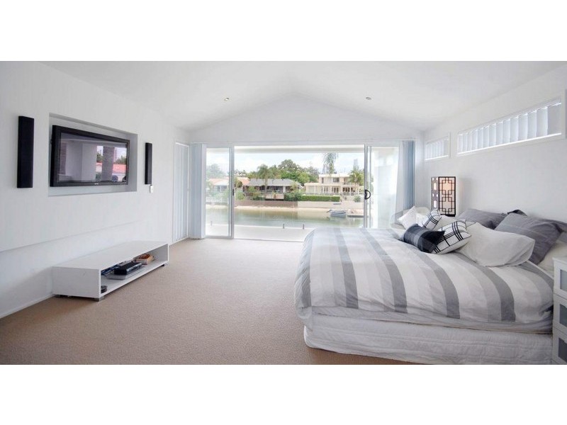 7 Alma Street, Broadbeach Waters QLD 4218