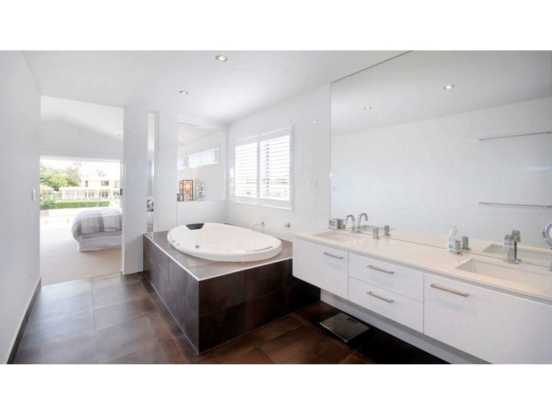 7 Alma Street, Broadbeach Waters QLD 4218