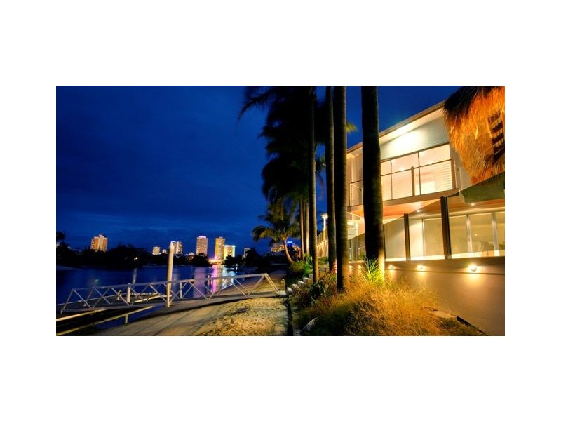 15 Crest View Key, Broadbeach Waters QLD 4218