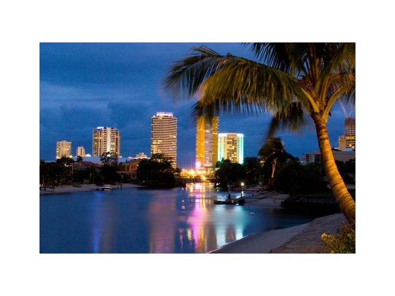 15 Crest View Key, Broadbeach Waters QLD 4218