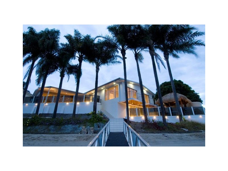 15 Crest View Key, Broadbeach Waters QLD 4218