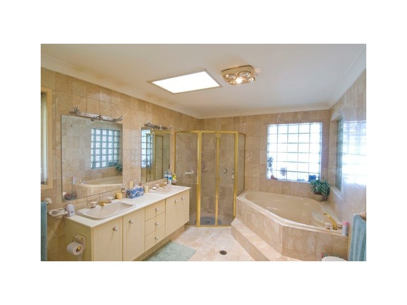 Clear Island Waters QLD 4226