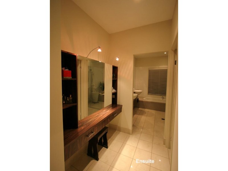 54 Seventh Avenue, St Lucia QLD 4067