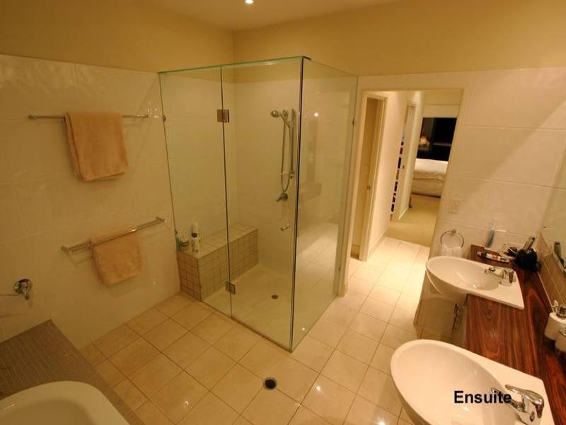 54 Seventh Avenue, St Lucia QLD 4067