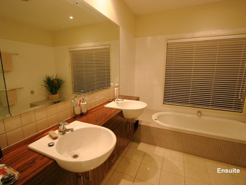 54 Seventh Avenue, St Lucia QLD 4067