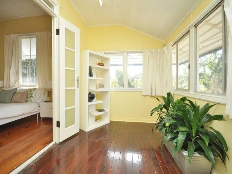 25 Wilton Terrace, Yeronga QLD 4104