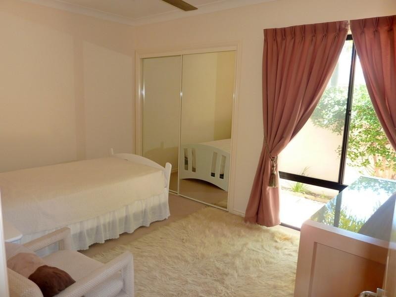 1 Windchimes Way, Hope Island QLD 4212