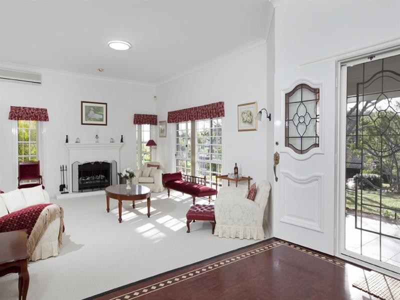 8 McKellar Court, Mount Ommaney QLD 4074