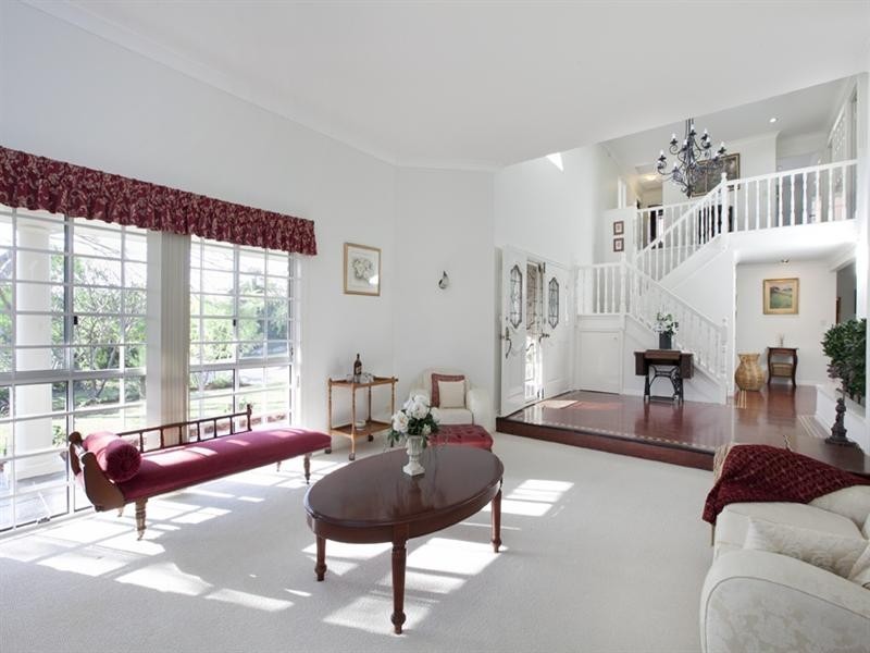 8 McKellar Court, Mount Ommaney QLD 4074