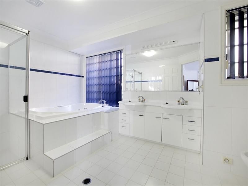 8 McKellar Court, Mount Ommaney QLD 4074