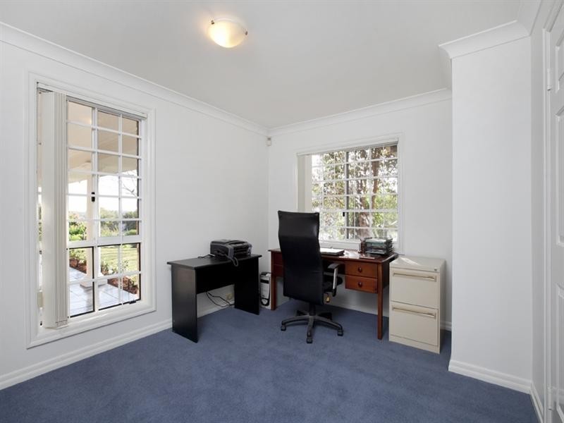 8 McKellar Court, Mount Ommaney QLD 4074