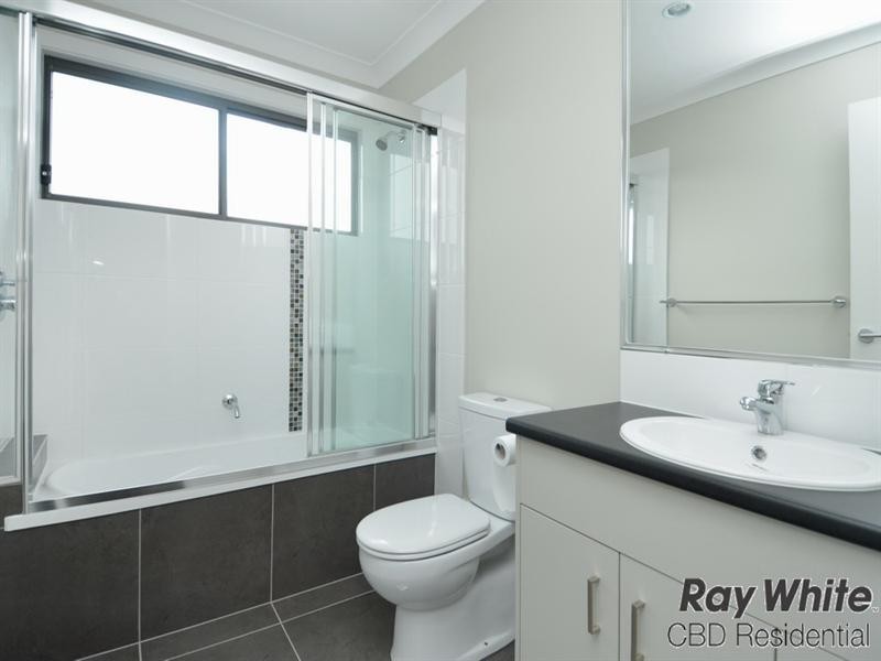 2/3 Elise Avenue, Coomera QLD 4209