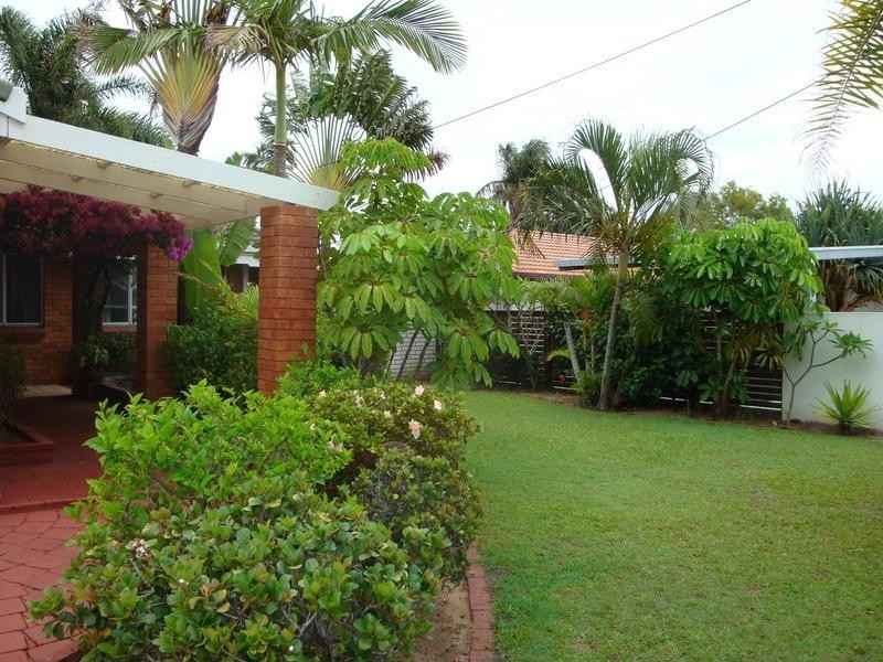 2 Bandaroo Street, Warana QLD 4575