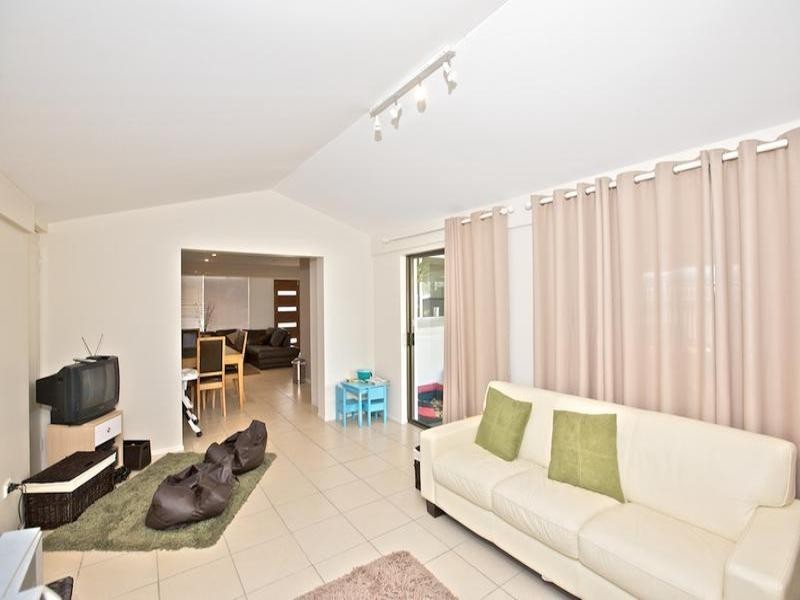 9 Narambi Street, Warana QLD 4575