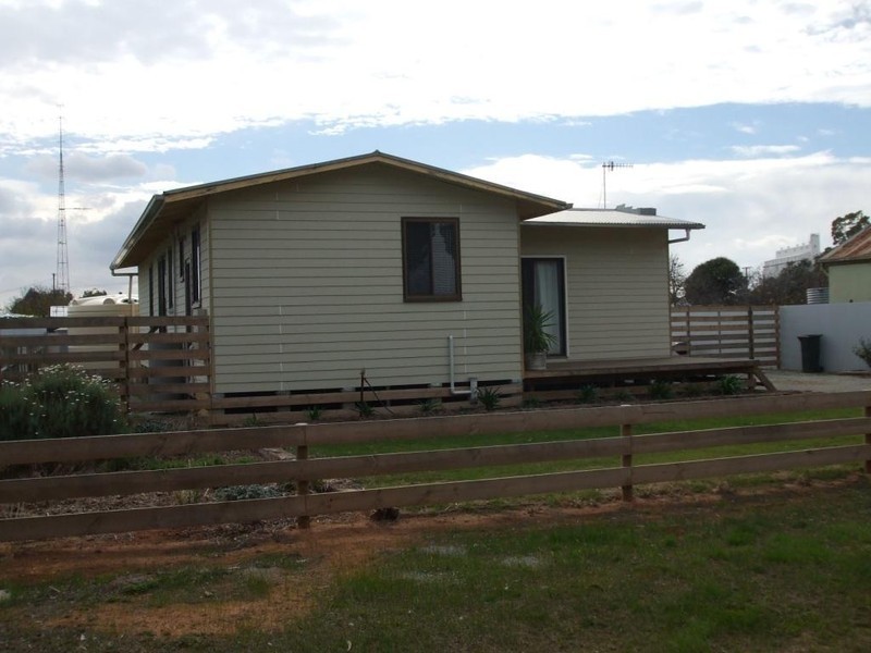 16 Mortlock Street, Cummins SA 5631