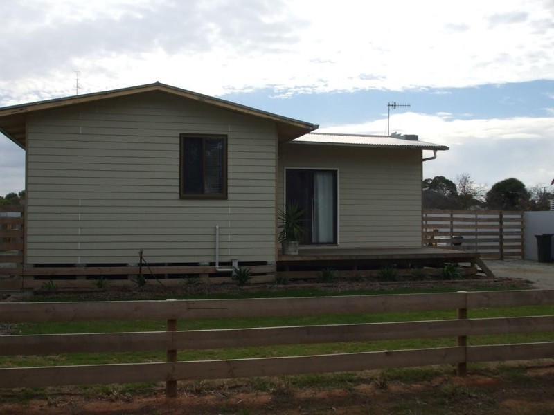 16 Mortlock Street, Cummins SA 5631
