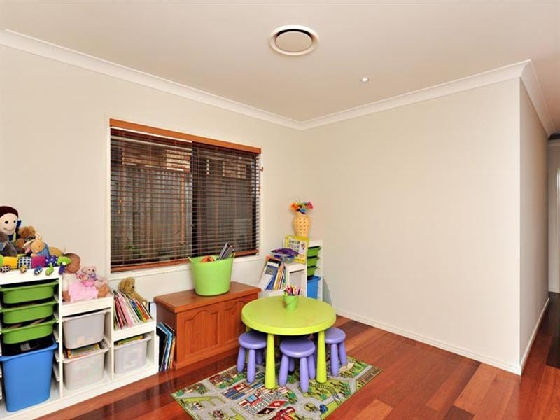 11 Lawson Close, Petrie QLD 4502