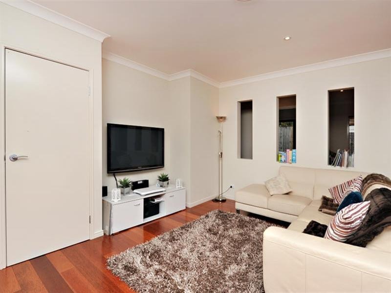 11 Lawson Close, Petrie QLD 4502