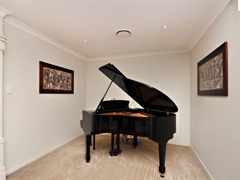 11 Lawson Close, Petrie QLD 4502