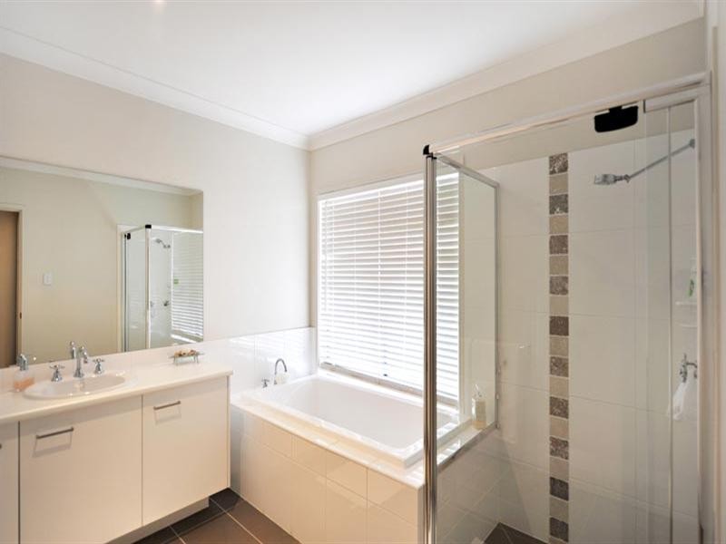 11 Lawson Close, Petrie QLD 4502