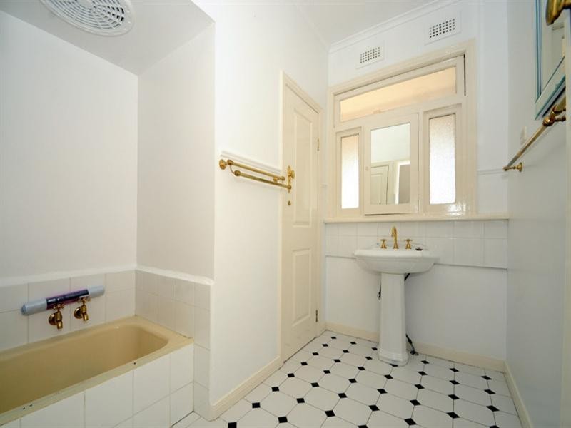 1 McLaurin Road, Carnegie VIC 3163