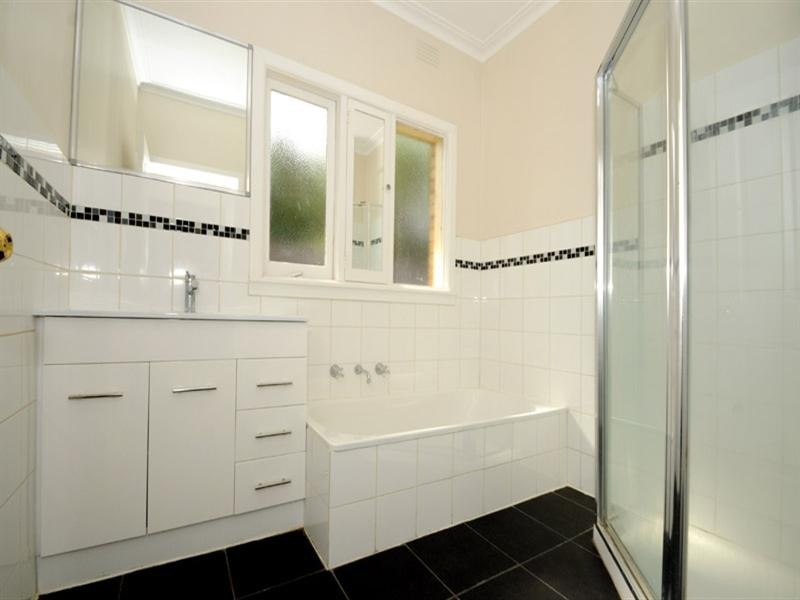 1/2 Elizabeth Crescent, Carnegie VIC 3163