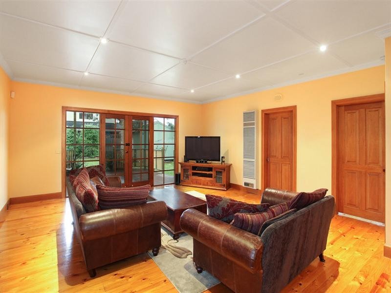 44 Eleebana Avenue, Hughesdale VIC 3166