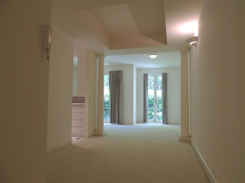 23/221 Wellington Parade South, Melbourne VIC 3000