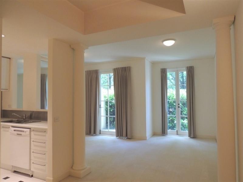 23/221 Wellington Parade South, Melbourne VIC 3000