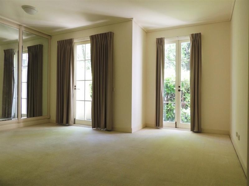 23/221 Wellington Parade South, Melbourne VIC 3000