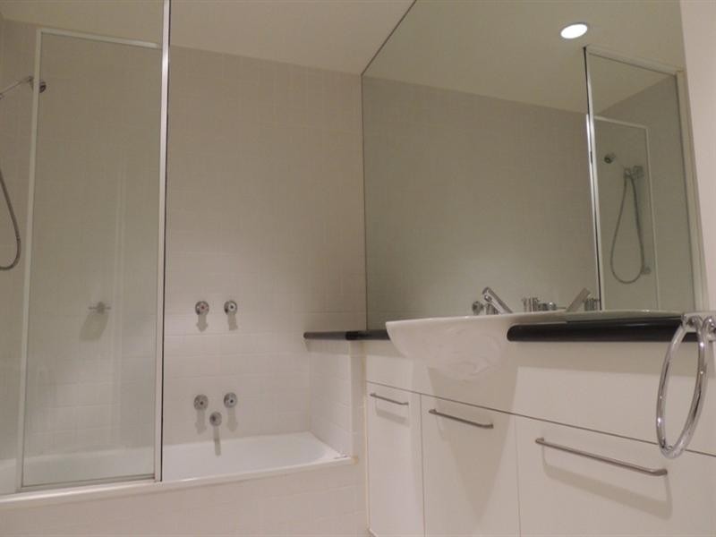 23/221 Wellington Parade South, Melbourne VIC 3000