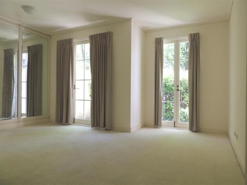 23/221 Wellington Parade South, Melbourne VIC 3000