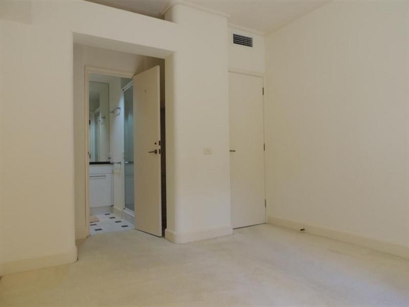 23/221 Wellington Parade South, Melbourne VIC 3000