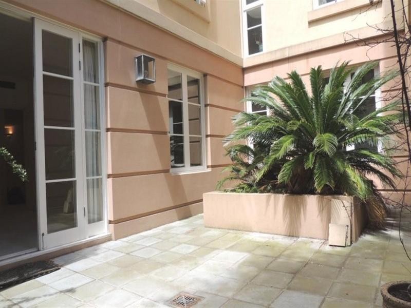 23/221 Wellington Parade South, Melbourne VIC 3000