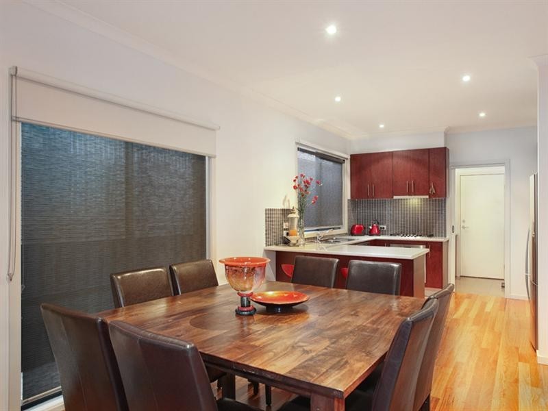 2/21 Golf Road, Oakleigh South VIC 3167