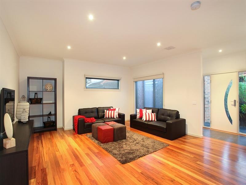 2/21 Golf Road, Oakleigh South VIC 3167