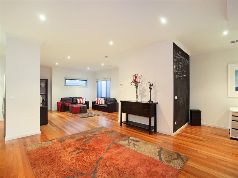 2/21 Golf Road, Oakleigh South VIC 3167