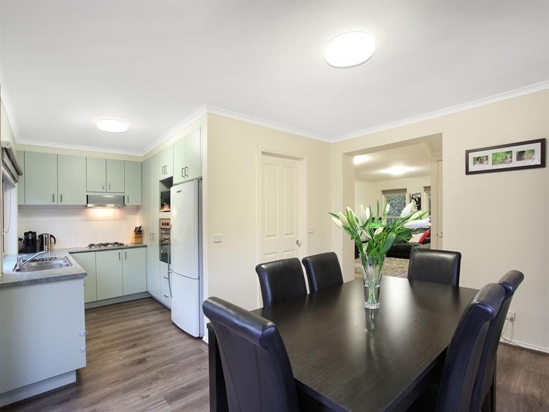 4 Federation Walk, Hughesdale VIC 3166